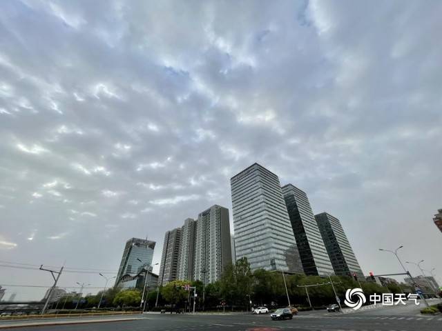 冷空气携大风降温来袭 北京天空多云出现“丁达尔”效应(北京明天重启大风降温模式)
