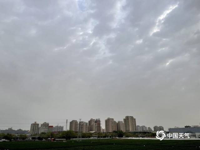 冷空气携大风降温来袭 北京天空多云出现“丁达尔”效应(北京明天重启大风降温模式)