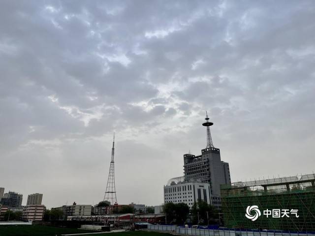 冷空气携大风降温来袭 北京天空多云出现“丁达尔”效应(北京明天重启大风降温模式)
