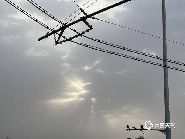 冷空气携大风降温来袭 北京天空多云出现“丁达尔”效应(北京明天重启大风降温模式)