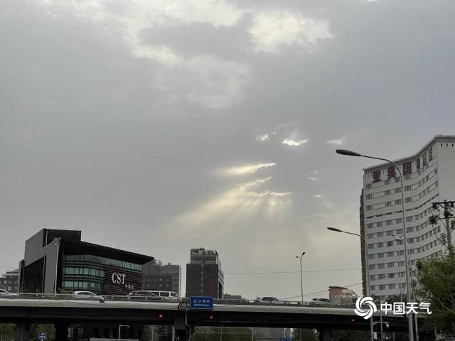冷空气携大风降温来袭 北京天空多云出现“丁达尔”效应(北京明天重启大风降温模式)