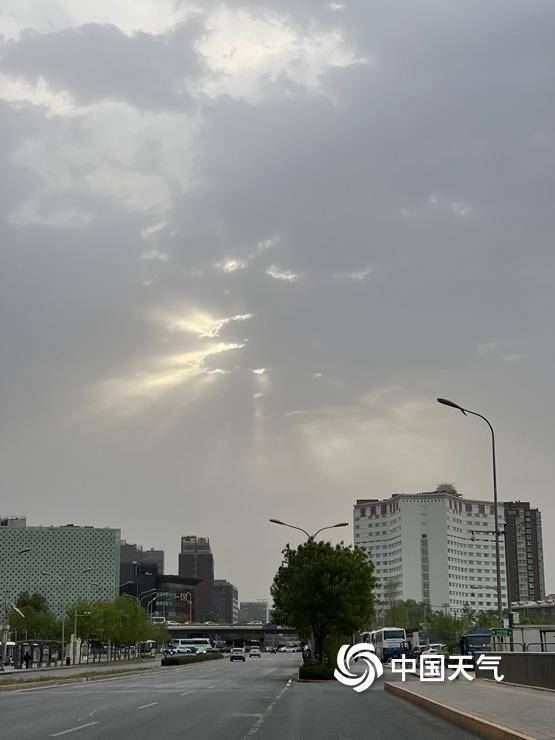 冷空气携大风降温来袭 北京天空多云出现“丁达尔”效应(北京明天重启大风降温模式)