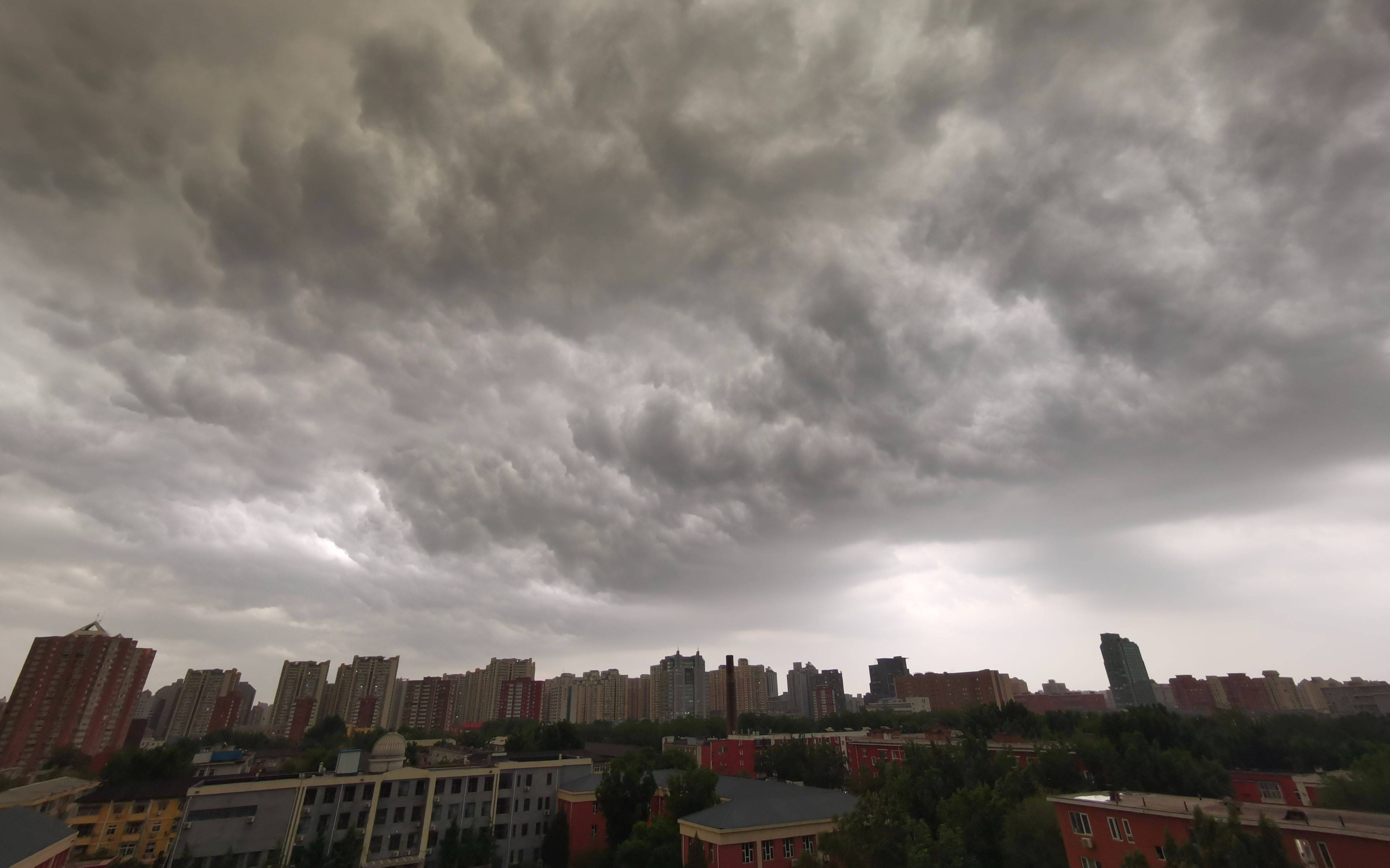 北京三预警齐发、天空出现雷雨云,明天晴间多云不影响游玩(北京大部地区遇雷阵雨)
