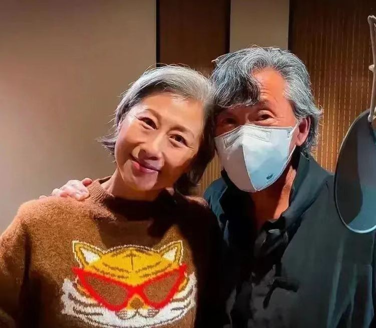 都是白发苍苍,林子祥十足老爷爷,叶倩文容貌和状态比实际年龄小(叶倩文第一任丈夫)