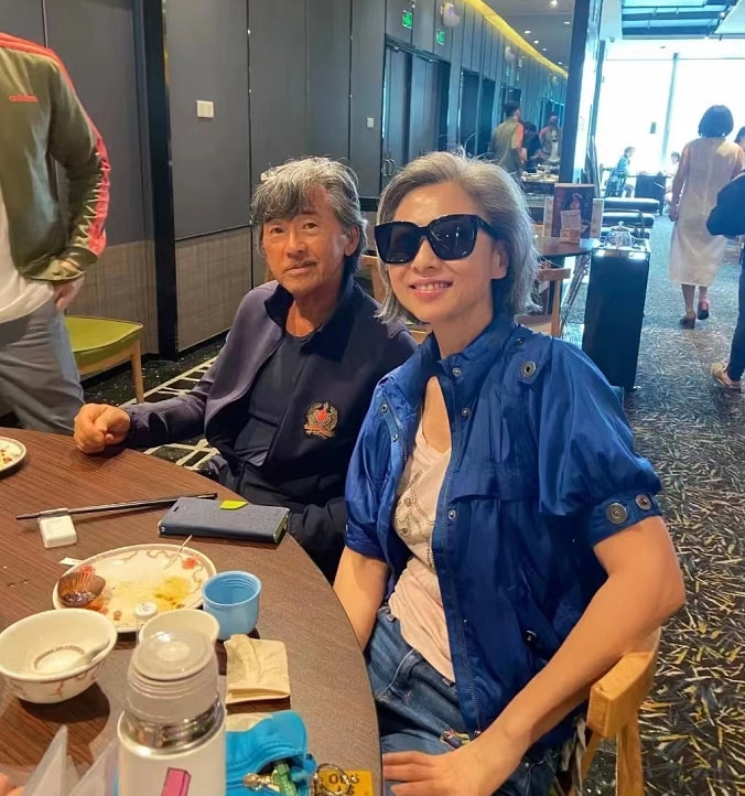 都是白发苍苍,林子祥十足老爷爷,叶倩文容貌和状态比实际年龄小(叶倩文第一任丈夫)