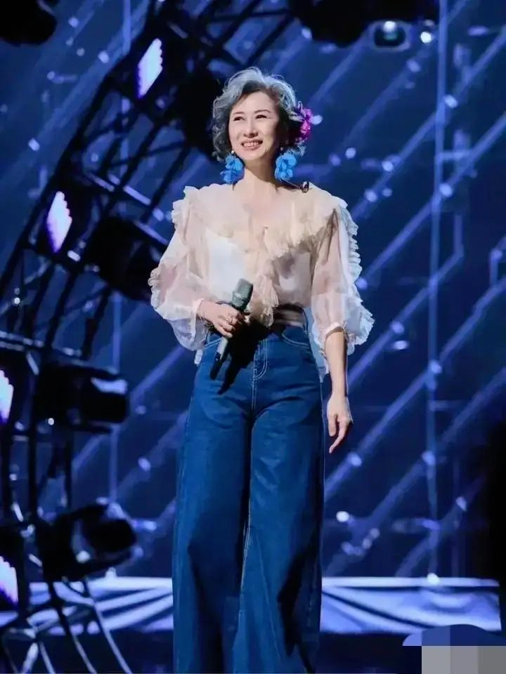 都是白发苍苍,林子祥十足老爷爷,叶倩文容貌和状态比实际年龄小(叶倩文第一任丈夫)