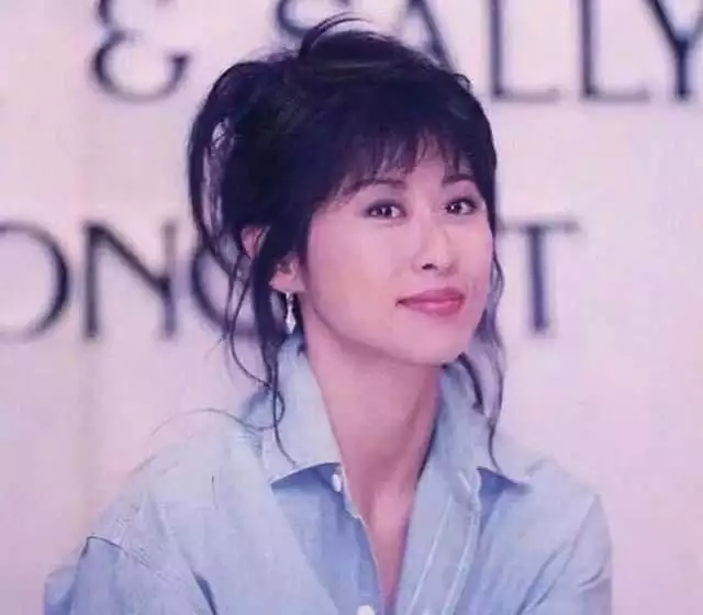 61岁叶倩文低调参加婚宴,满头白发气质出众,戴珍珠耳环美貌动人(叶倩文和老公)