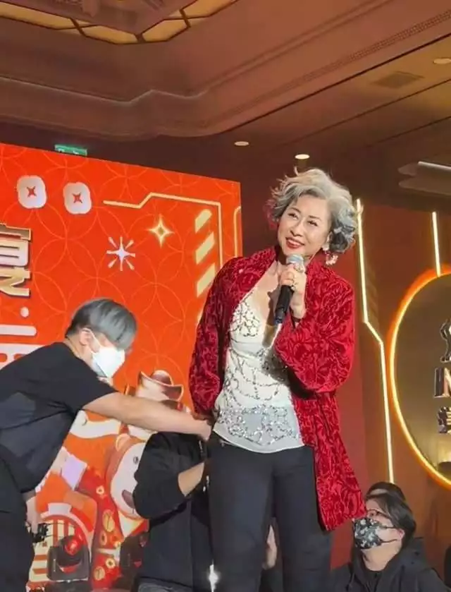 61岁叶倩文低调参加婚宴,满头白发气质出众,戴珍珠耳环美貌动人(叶倩文和老公)