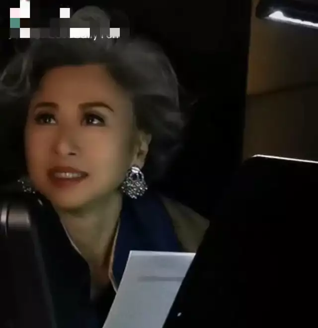 61岁叶倩文低调参加婚宴,满头白发气质出众,戴珍珠耳环美貌动人(叶倩文和老公)