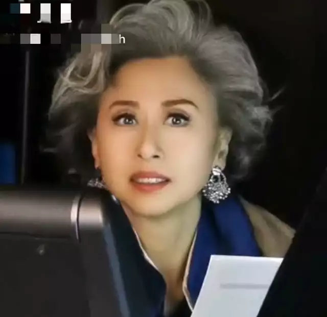 61岁叶倩文低调参加婚宴,满头白发气质出众,戴珍珠耳环美貌动人(叶倩文和老公)