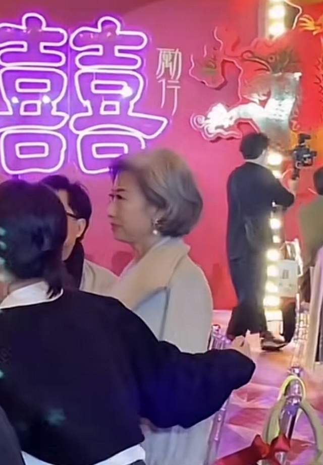 61岁叶倩文参加婚宴吃酒席,满头白发颜值惊艳,打扮年轻气质出众(叶倩文现在怎么样)