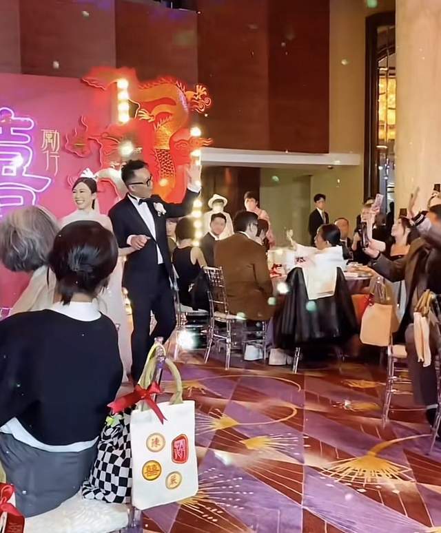 61岁叶倩文参加婚宴吃酒席,满头白发颜值惊艳,打扮年轻气质出众(叶倩文现在怎么样)