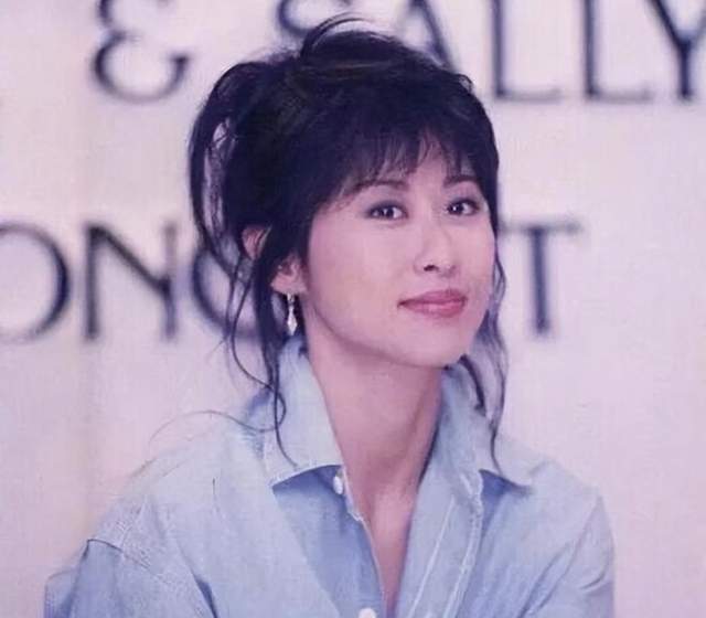 61岁叶倩文参加婚宴吃酒席,满头白发颜值惊艳,打扮年轻气质出众(叶倩文现在怎么样)