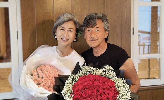 61岁叶倩文参加婚宴吃酒席,满头白发颜值惊艳,打扮年轻气质出众(叶倩文现在怎么样)