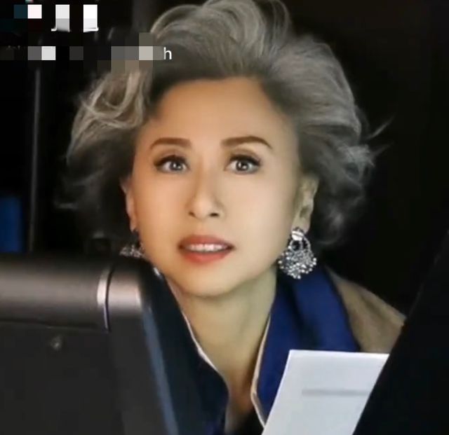 61岁叶倩文参加婚宴吃酒席,满头白发颜值惊艳,打扮年轻气质出众(叶倩文现在怎么样)