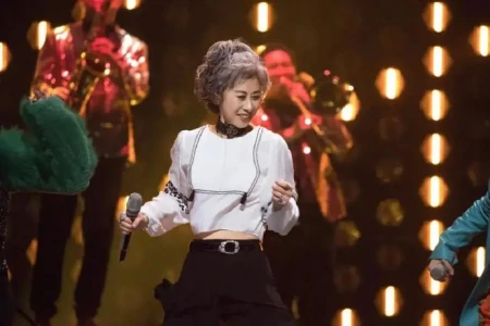 60岁叶倩文满头银发录节目,状态气质不输年轻人,网友大赞太惊艳(叶倩文!)