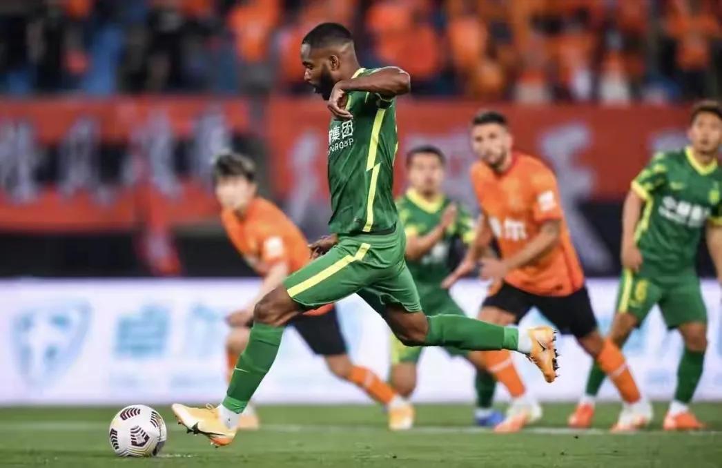 国安球迷大喊李霄鹏下课,这是恨李霄鹏还是恨泰山队(李霄鹏球员时期)