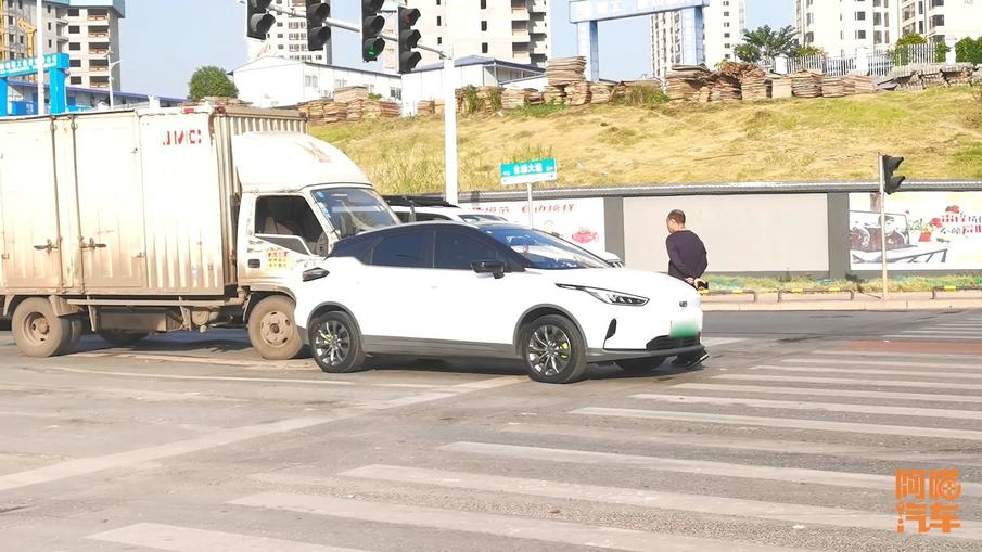 买车险价格是越低越好吗?给你说清楚,别被保险公司的套路坑了(车险越买越便宜,还是贵呢为什么)