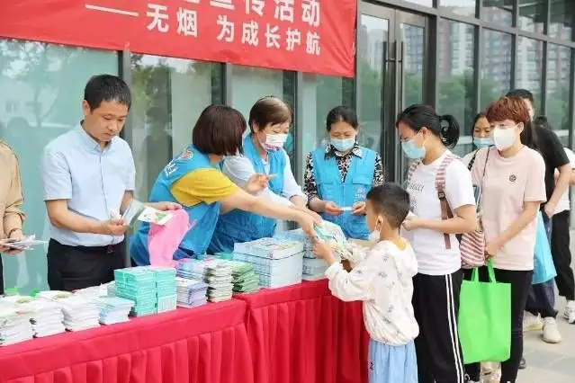 顺义区开展第36个世界无烟日主题宣传活动没想到,今年“挤奶衫”才是最流行的,谁穿谁好看,显身材有气质