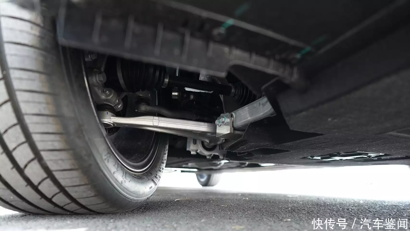 2.0T动力优秀 HEV加速快还省油 全新红旗H5您该这么选