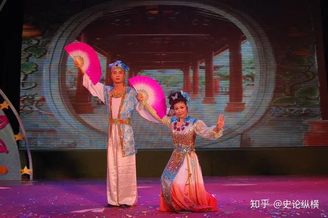 东北人宁舍一顿饭,也要看的“二人转”,是一门怎样的艺术?