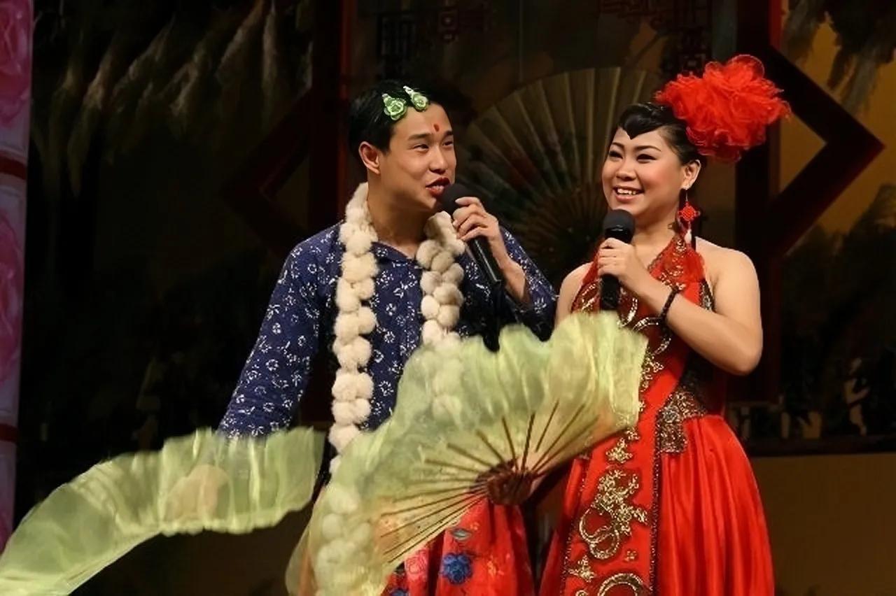 当二人转女演员从传统戏服,变成高跟小短裤,低俗也变得高雅了