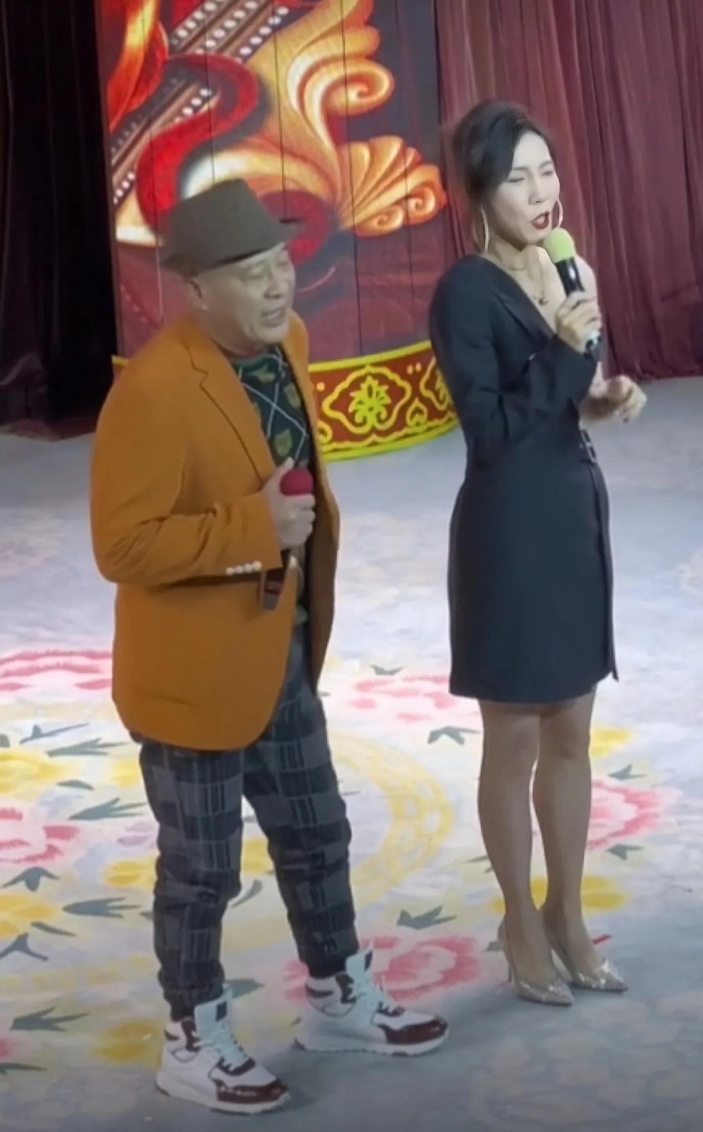 当二人转女演员从传统戏服,变成高跟小短裤,低俗也变得高雅了