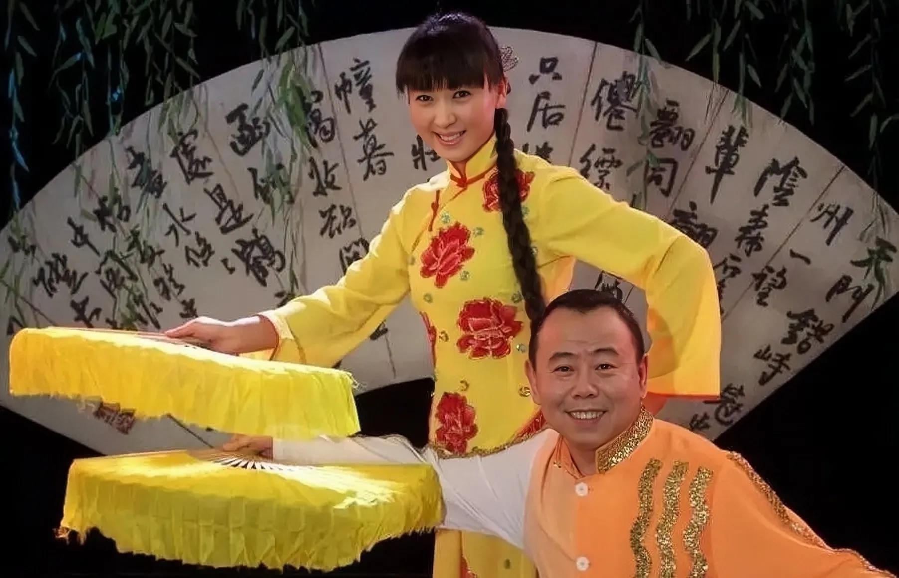 当二人转女演员从传统戏服,变成高跟小短裤,低俗也变得高雅了