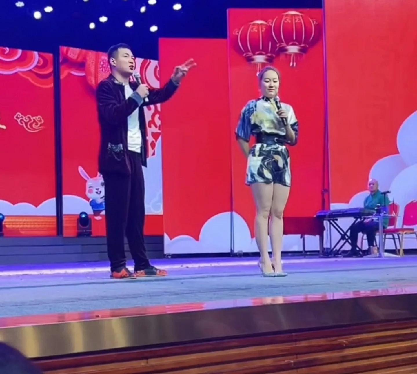 当二人转女演员从传统戏服,变成高跟小短裤,低俗也变得高雅了