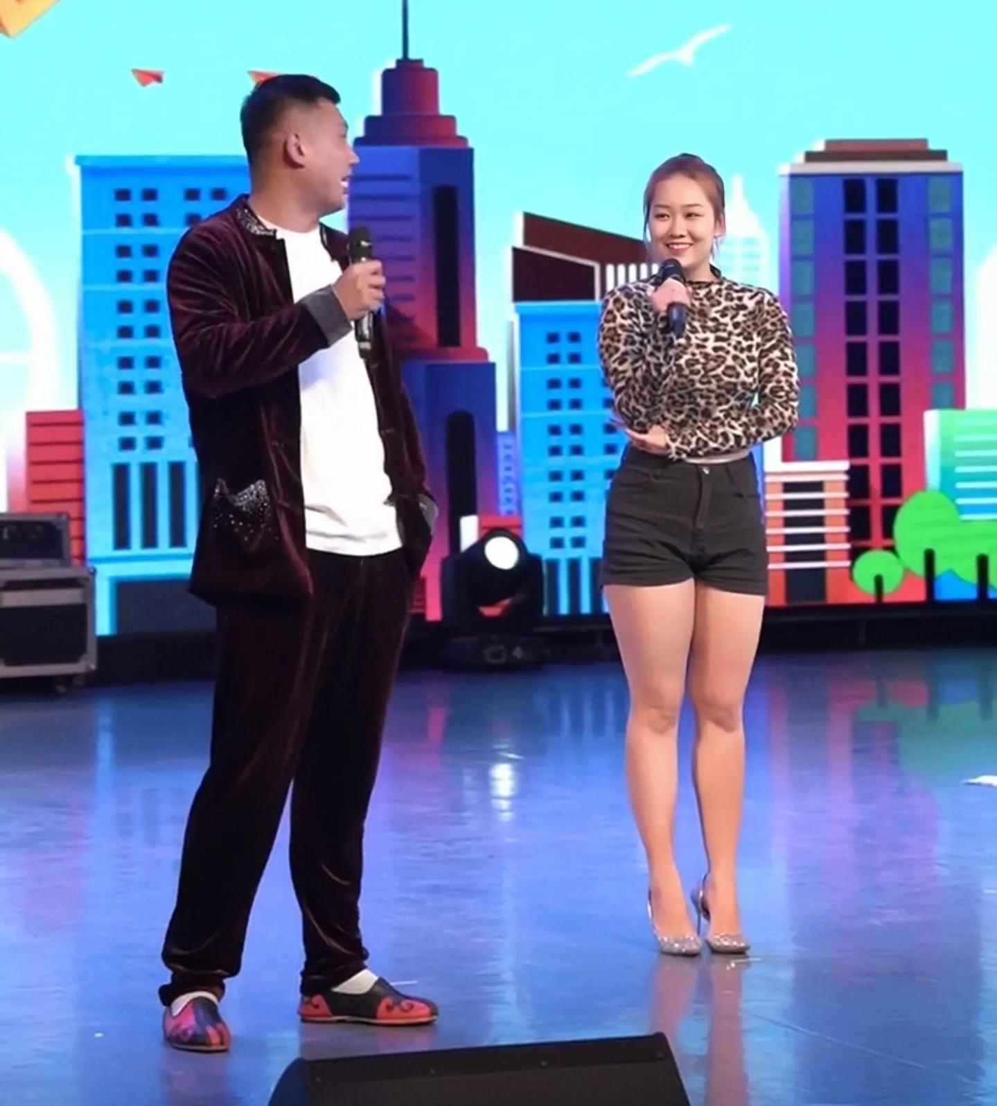 当二人转女演员从传统戏服,变成高跟小短裤,低俗也变得高雅了