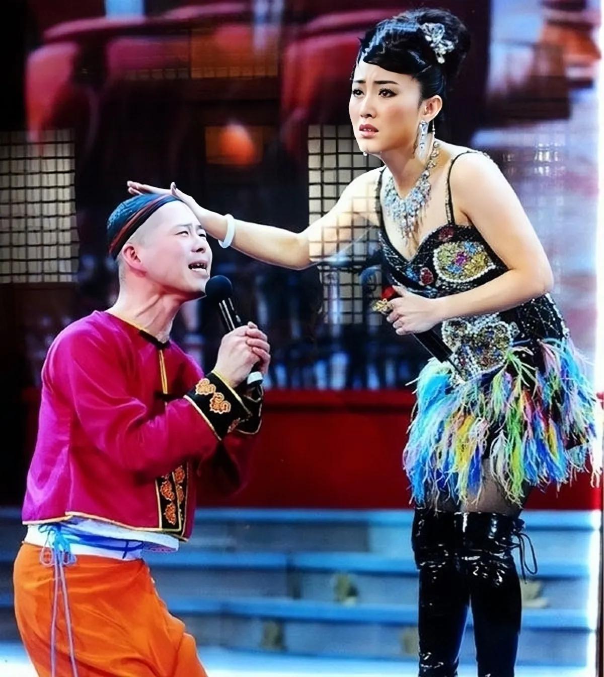 当二人转女演员从传统戏服,变成高跟小短裤,低俗也变得高雅了