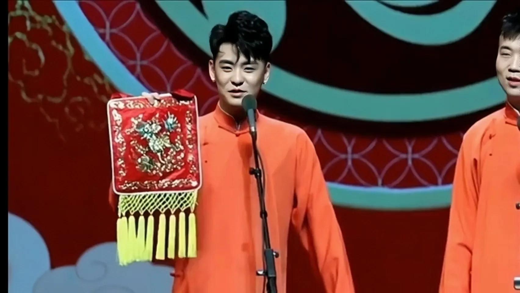 当二人转女演员从传统戏服,变成高跟小短裤,低俗也变得高雅了