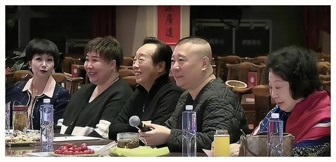 当二人转女演员从传统戏服,变成高跟小短裤,低俗也变得高雅了