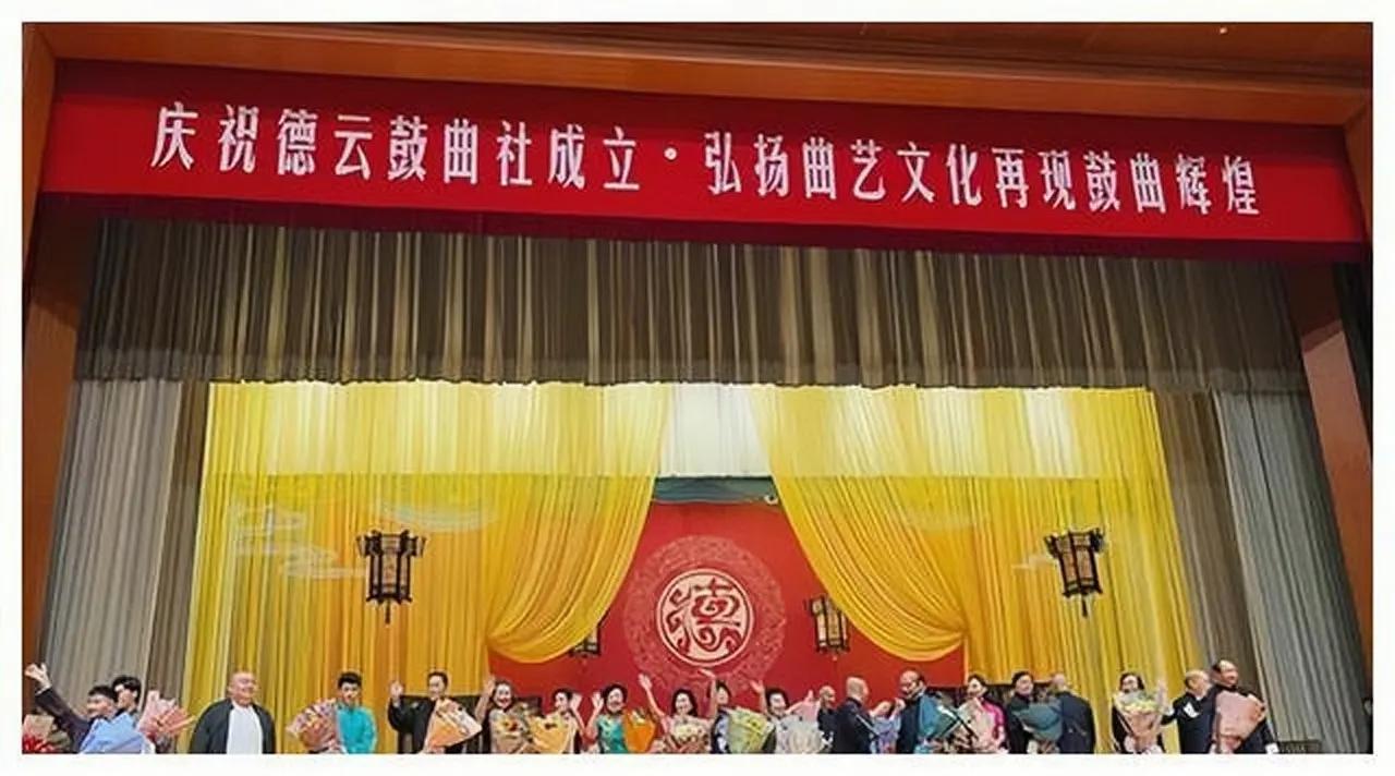 当二人转女演员从传统戏服,变成高跟小短裤,低俗也变得高雅了