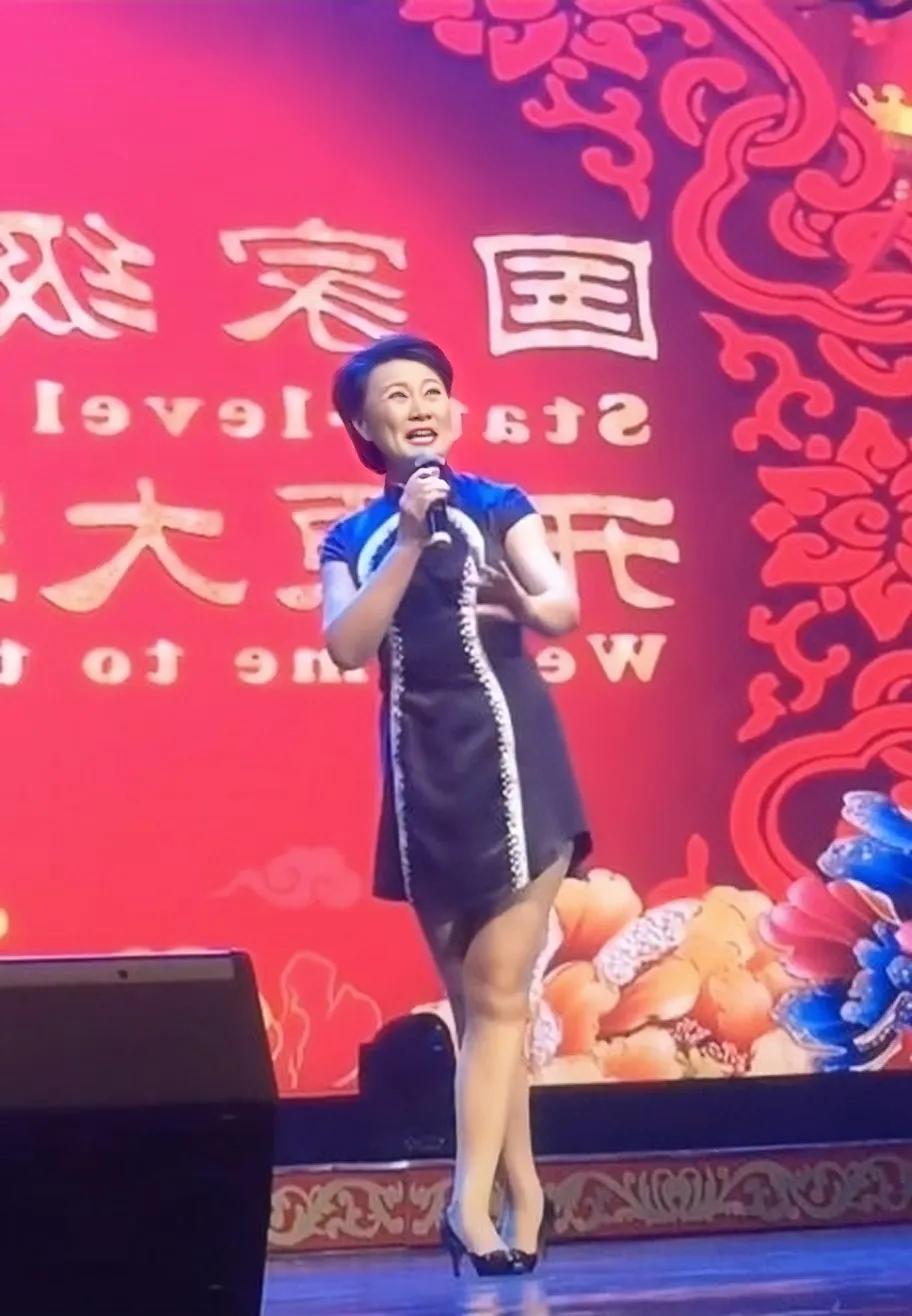 当二人转女演员从传统戏服,变成高跟小短裤,低俗也变得高雅了