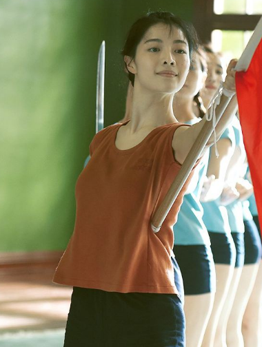 钟楚曦穿男装现身机场,“二人转版”大花上衣被吐槽,网友:大佬