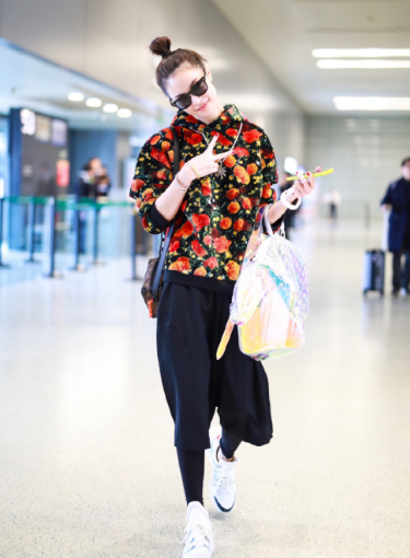 钟楚曦穿男装现身机场,“二人转版”大花上衣被吐槽,网友:大佬