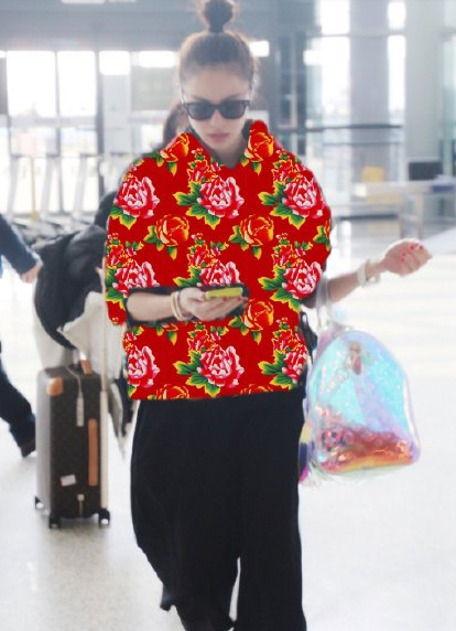 钟楚曦穿男装现身机场,“二人转版”大花上衣被吐槽,网友:大佬