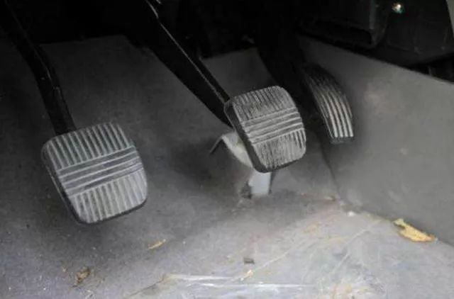 手动挡车减速应该怎么操作 先踩刹车还是先踩离合 看完这篇终于明白了