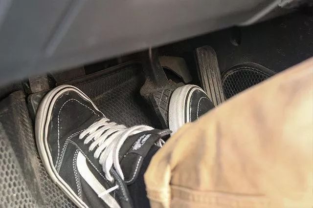 手动挡车减速应该怎么操作 先踩刹车还是先踩离合 看完这篇终于明白了