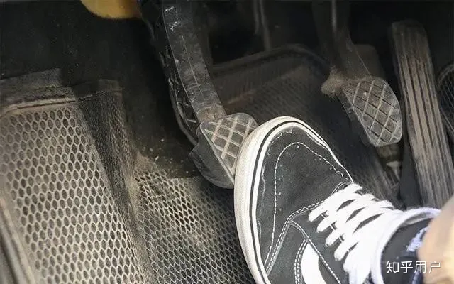 新手学车,汽车熄火的原因到底是什么?如何避免呢?-学开车熄火的原因