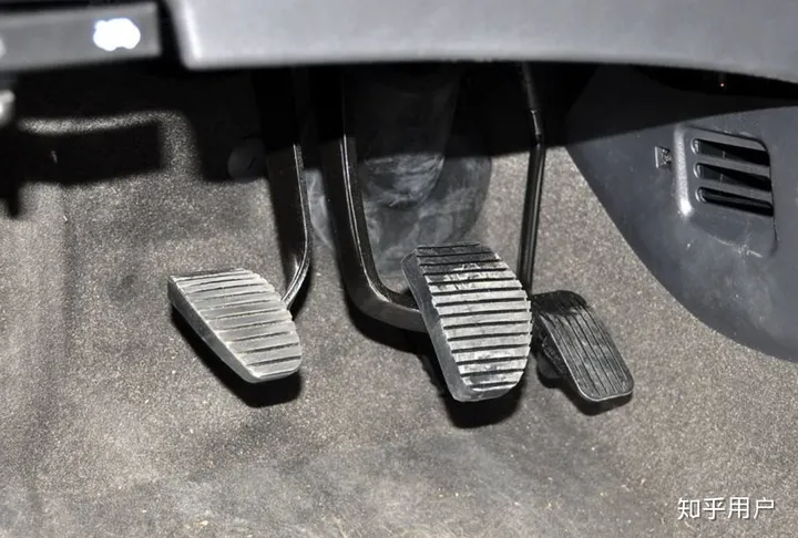 新手学车,汽车熄火的原因到底是什么?如何避免呢?-学开车熄火的原因