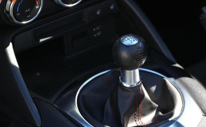 手动挡汽车减速时,应不应该同时踩下刹车与离合?-手动挡减速的时候需要踩离合吗