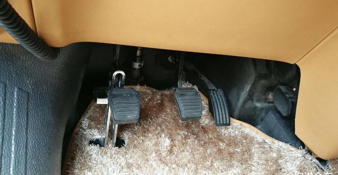 手动挡汽车减速时,应不应该同时踩下刹车与离合?-手动挡减速的时候需要踩离合吗