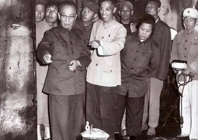 1956年发掘明定陵,有人裸手取文物,3千多件瑰宝损毁大半-明定陵考古发掘报告下册