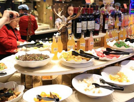 吃自助餐时,牢记“3要2不要”,吃得好不踩雷,服务员都说会吃!(吃自助餐要注意哪些礼仪规范)