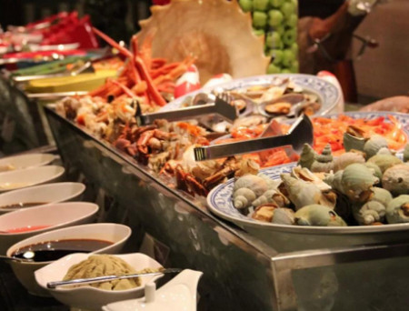 吃自助餐时,牢记“3要2不要”,吃得好不踩雷,服务员都说会吃!(吃自助餐要注意哪些礼仪规范)