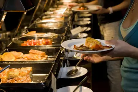 “自助餐”怎么总吃不回本?员工爆料:餐厅布局巧妙,全是套路(自助餐不好吃咋办)