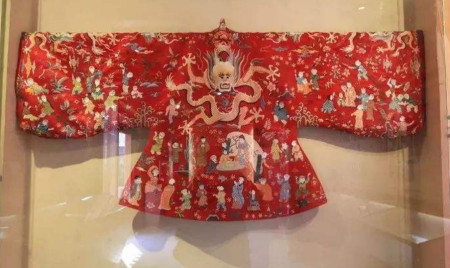 明定陵出土百子衣,上面有个古老游戏,因三个原因游戏已经消失了-百子百福的寓意