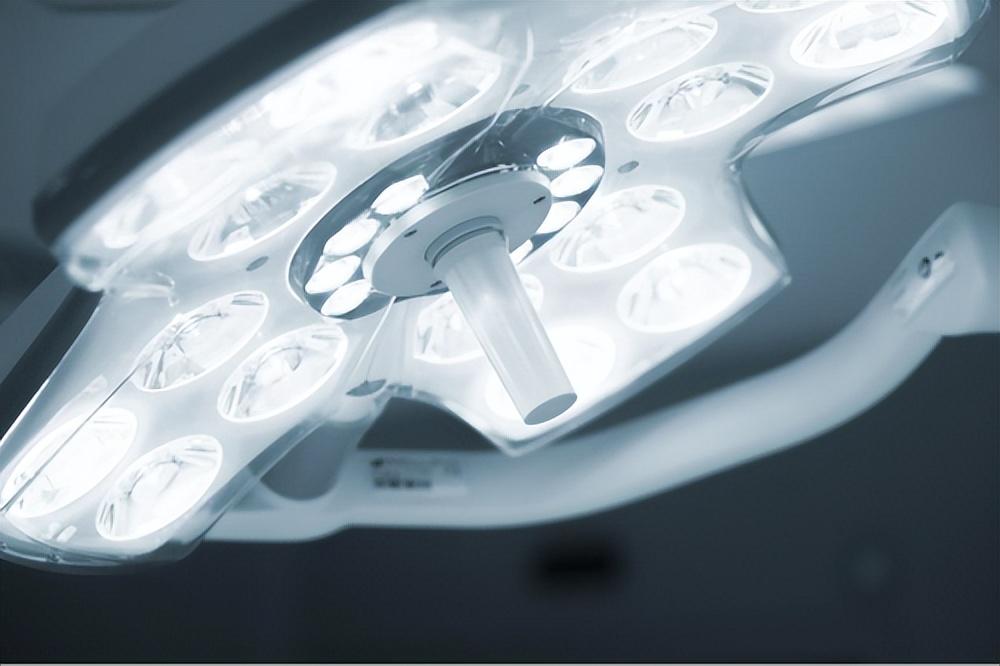 手术室里的灯,为啥看着特别科幻?-手术室灯光如何调